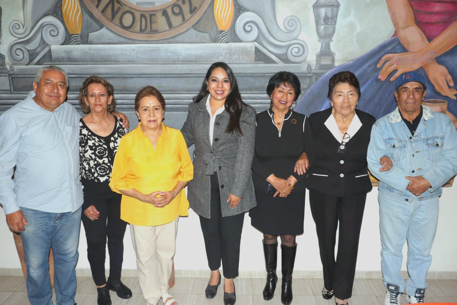 Convive Tonantzin con pioneras de la política