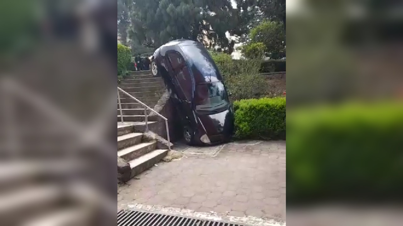 Carro cae por escaleras en Teziutlán ¡Una niña iba dentro!