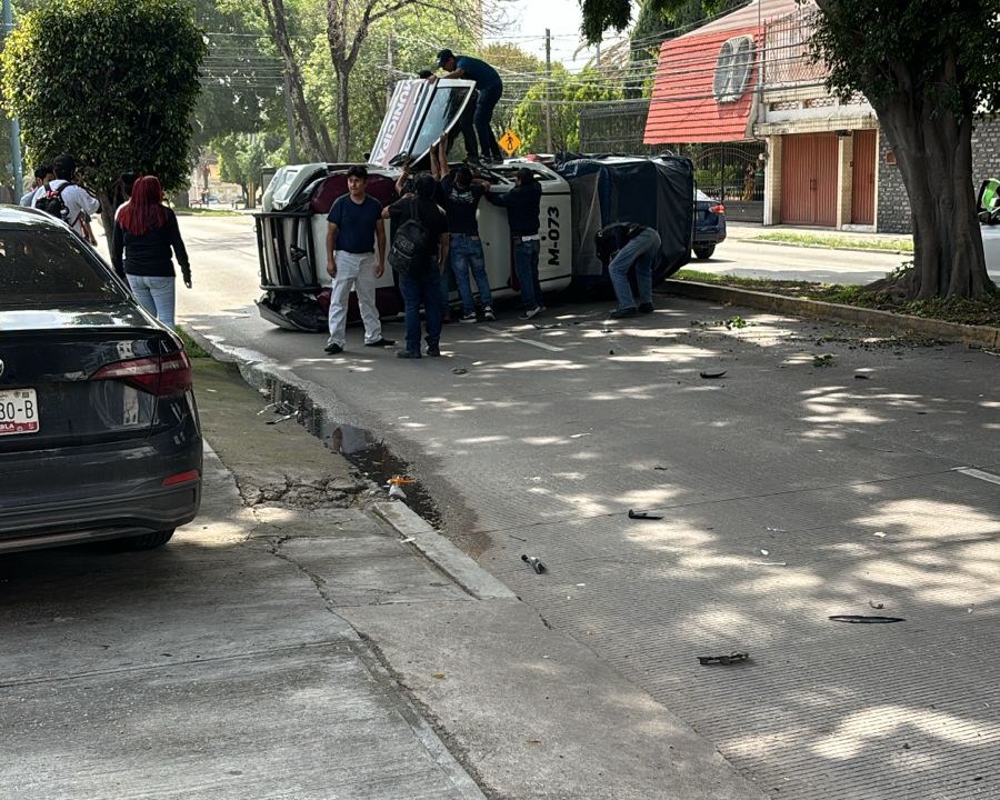 Vuelca patrulla de Tecomatlán en Puebla; iban alcaldes electo y saliente