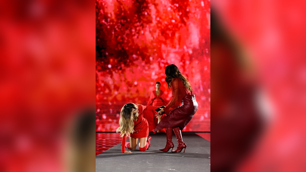 Belinda sufre fuerte caída en Fashion Show de L’oreal Paris