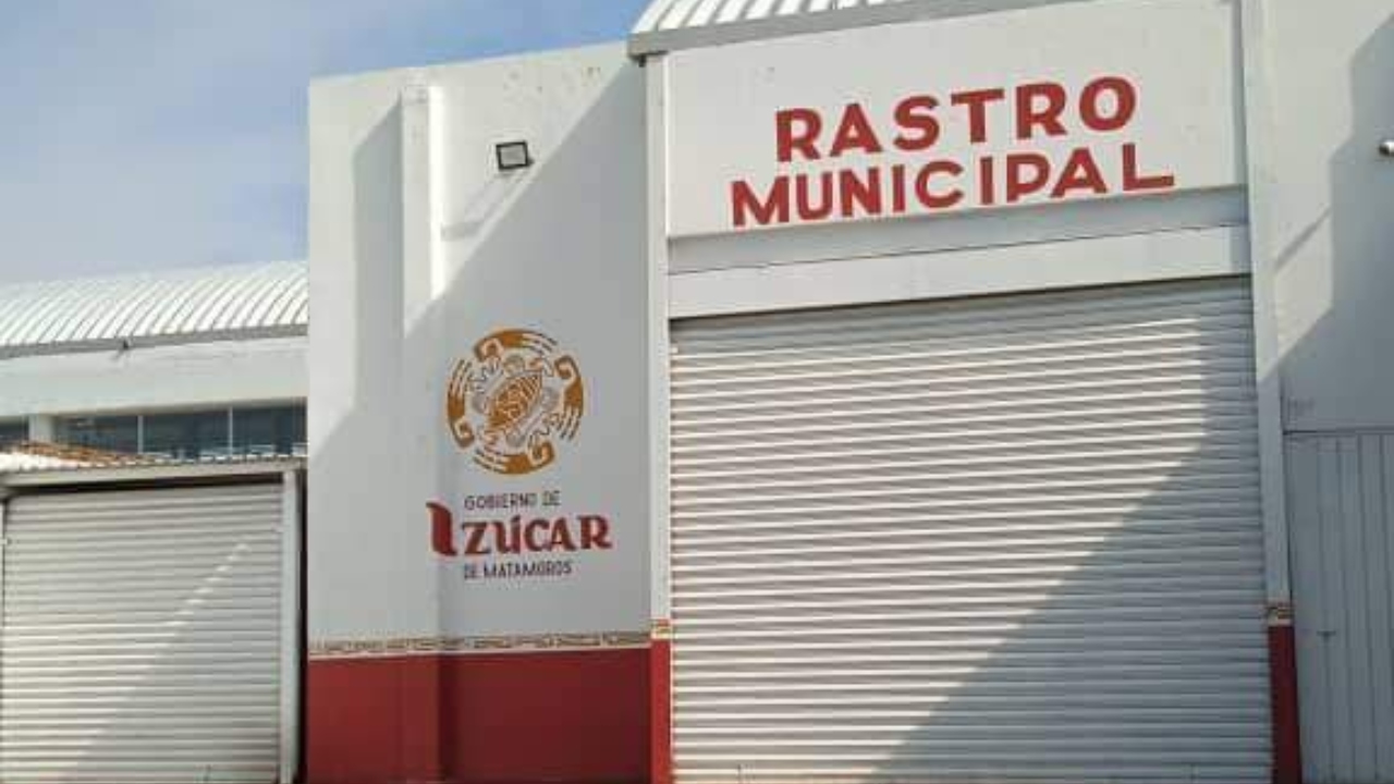 Trabajadores del ayuntamiento de Izúcar toman el rastro municipal