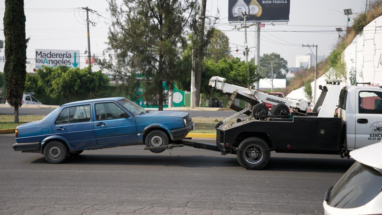 Publica la SMT tarifas de grúas y corralón
