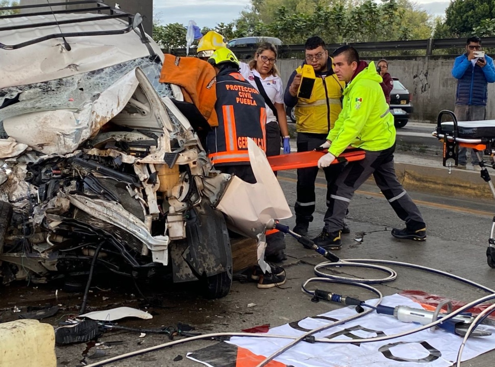 Aparatoso choque en la México-Puebla deja 3 heridos