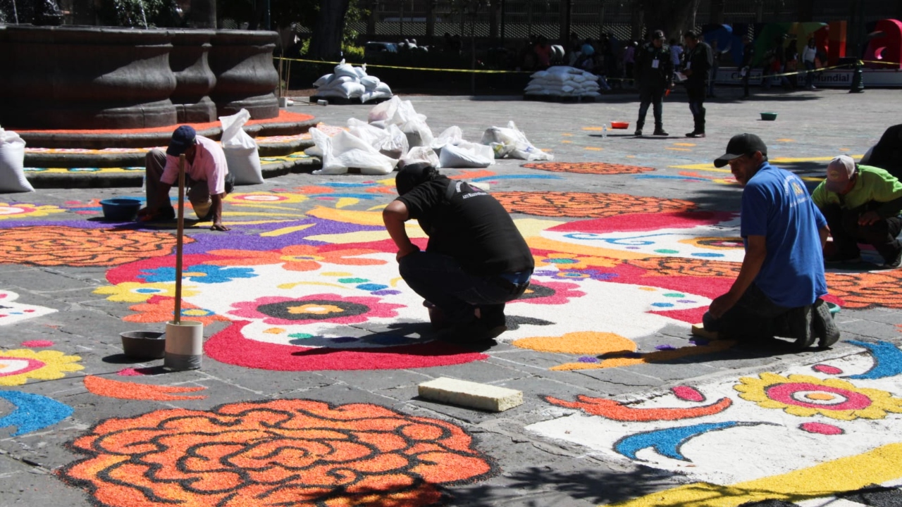Zócalo de Puebla se viste de color con mega alfombra del Día de Muertos