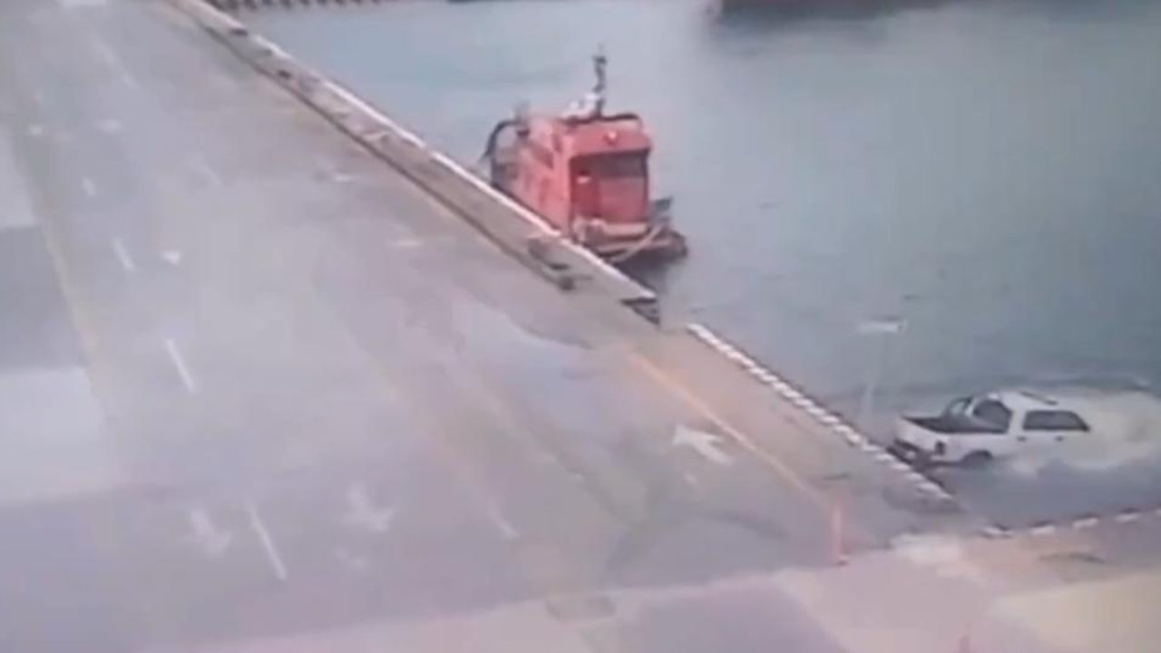 Camioneta del SAT cae al mar en Veracruz