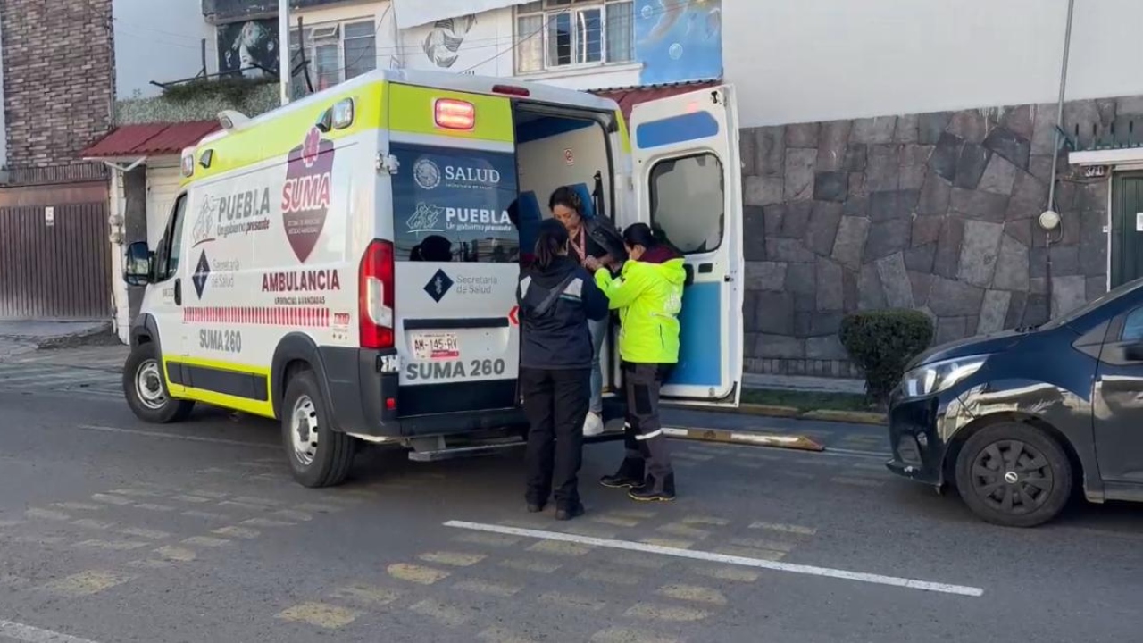 Accidente de tránsito deja dos heridos y daños a un domicilio