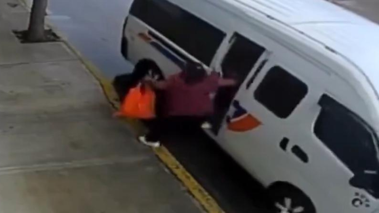 Conductor de combi provoca caída de pasajera de la tercera edad en Tehuacán