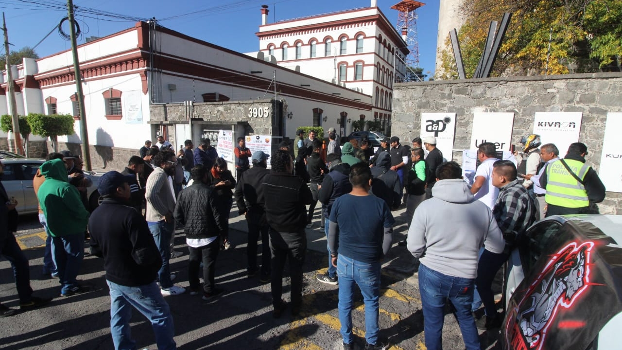 Choferes de Uber y Didi protestan en Puebla contra altas tarifas e inseguridad