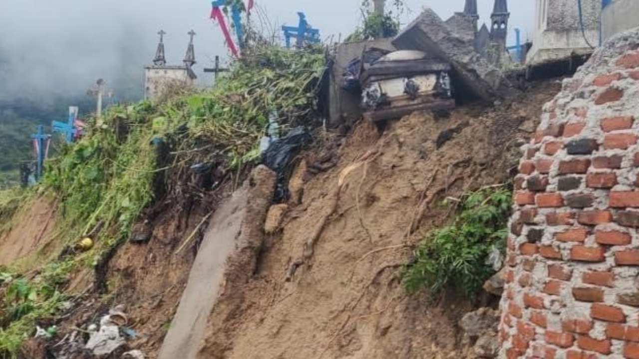 Lluvias dejan expuestos ataúdes en panteón de Naupan