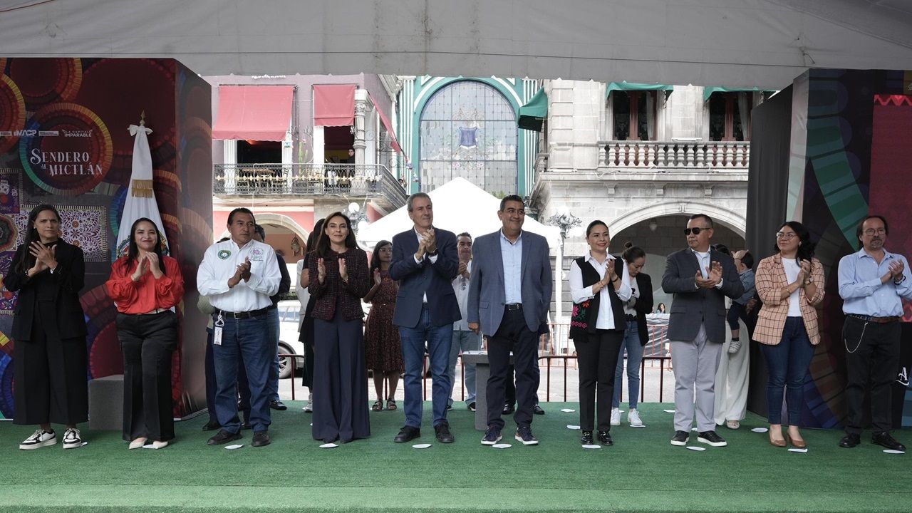 Inauguran Sergio Salomón y Chedraui tapete monumental en Zócalo