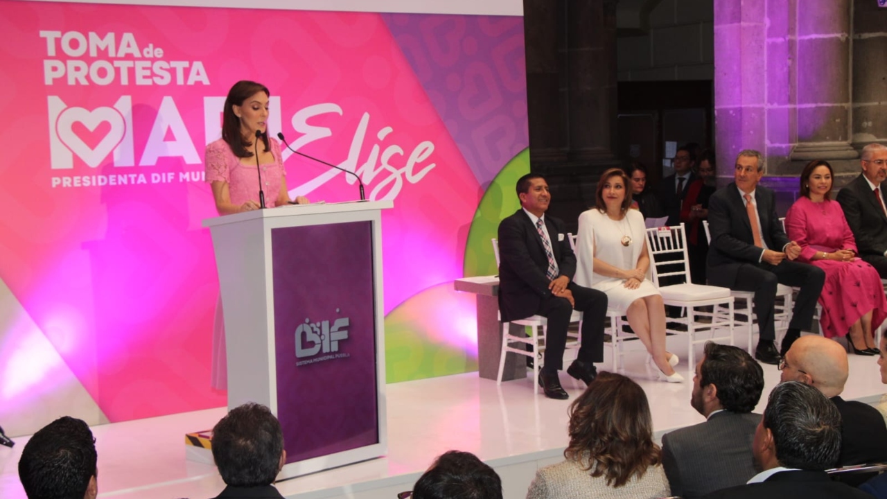 MariElise Budib rinde protesta como titular del SMDIF Puebla