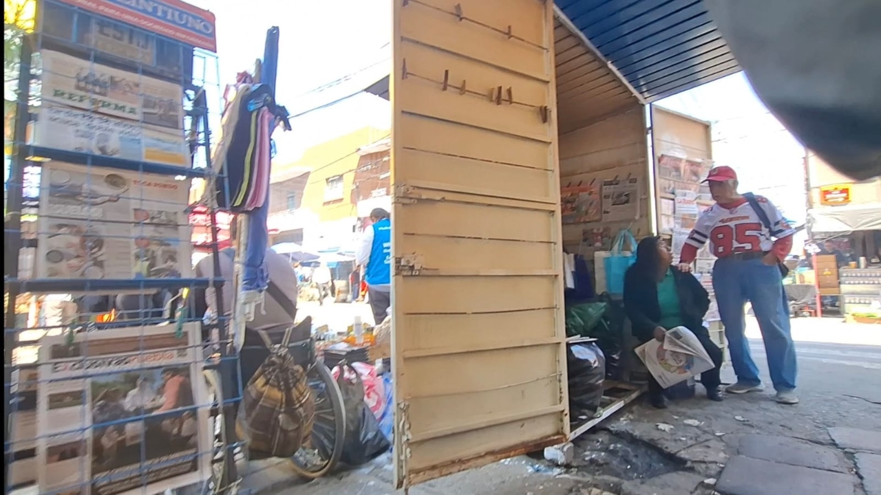 Aparecen casetas de periódicos en Centro