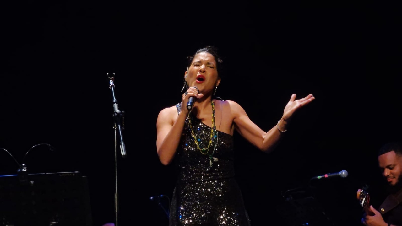 Mi padre sigue conmigo en el escenario: Haydée Milanés