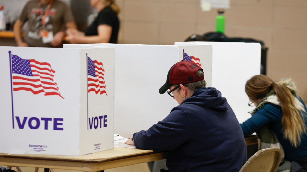 Harris y Trump cierran campaña en estados clave, se perfila elección histórica
