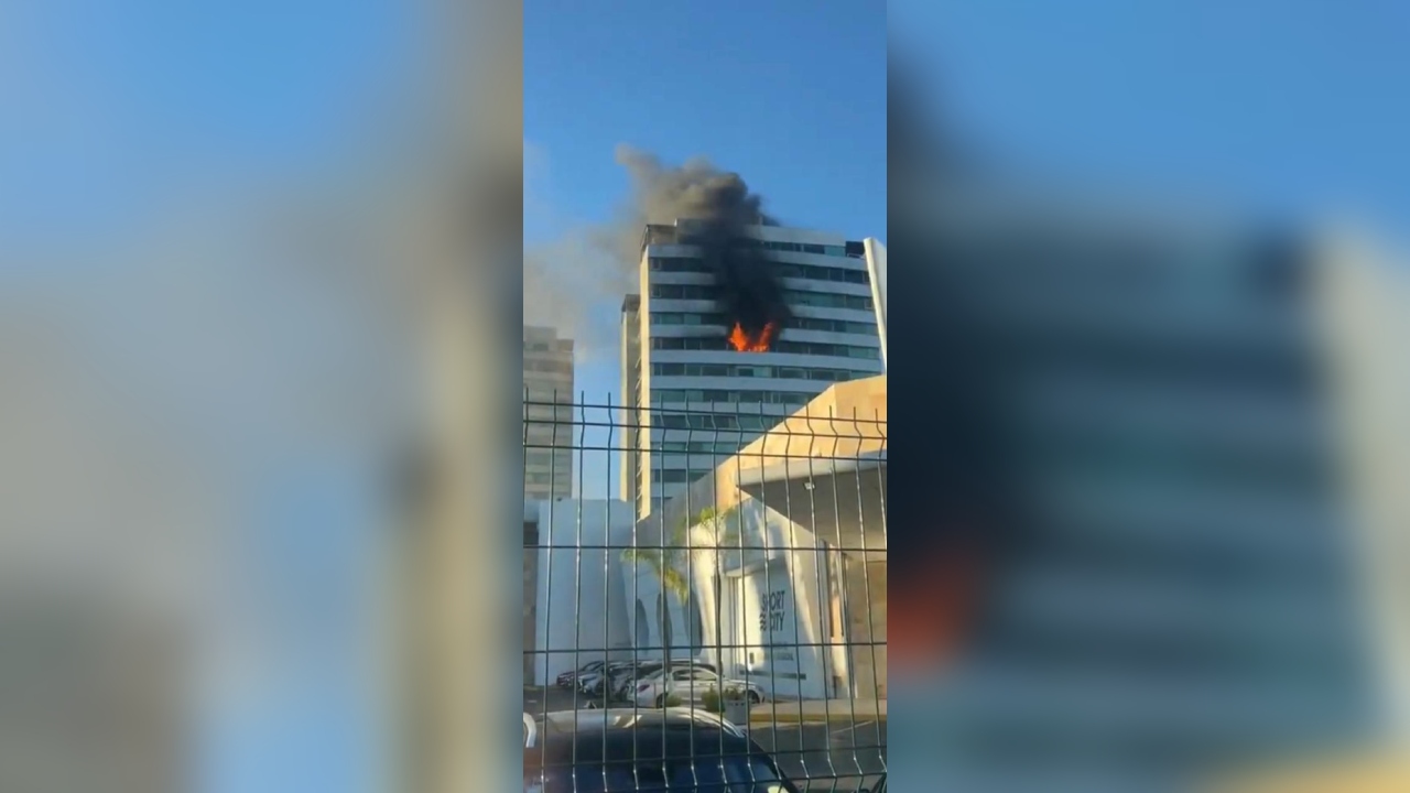 Incendio deja una persona lesionada y 2 departamentos afectados
