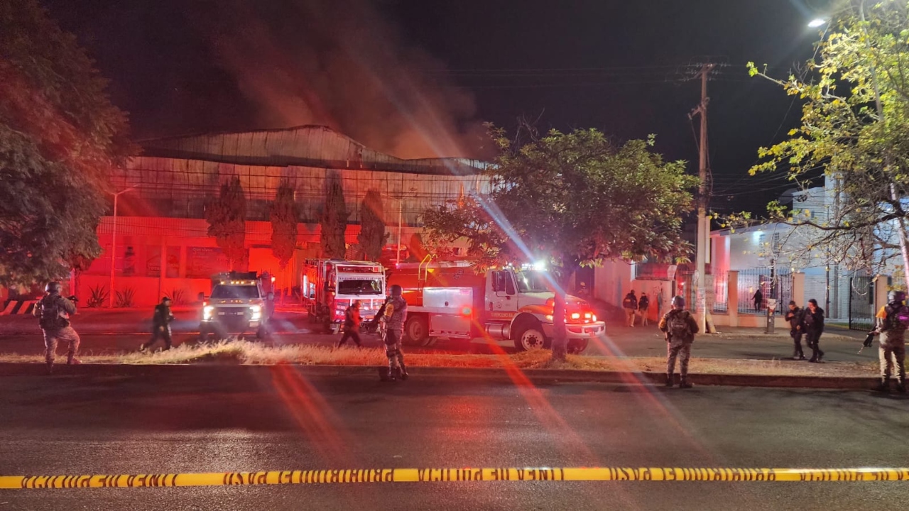 Se incendia Gran Bodega de Amalucan; rescatan a trabajador