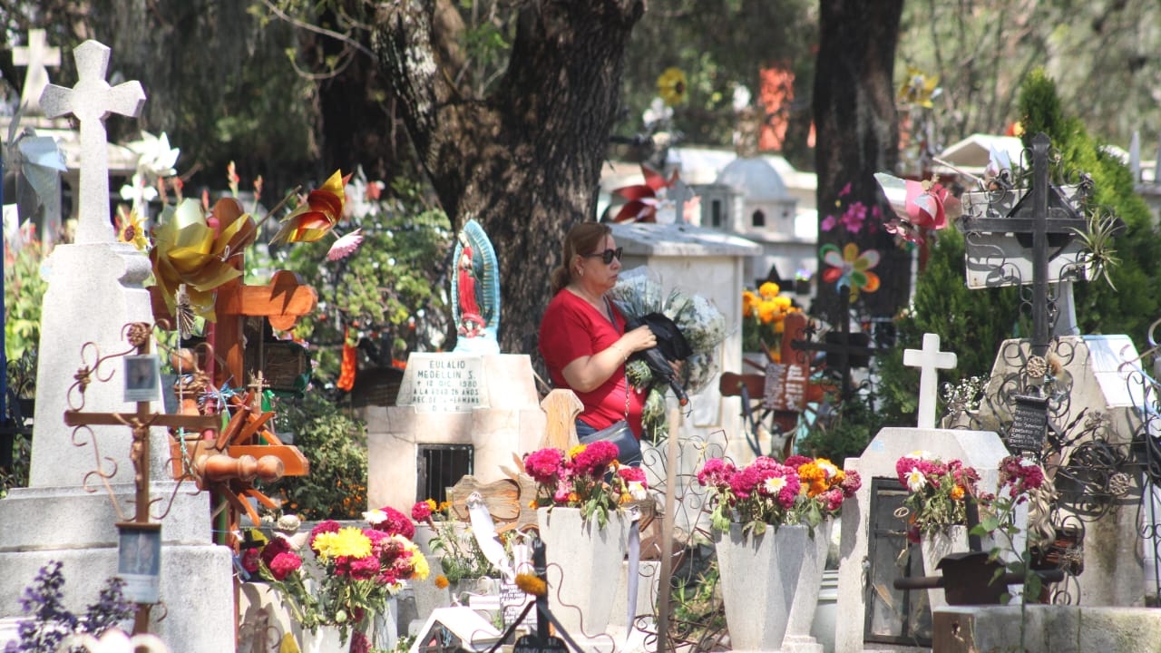 Familias poblanas honran a seres queridos en el Panteón Municipal