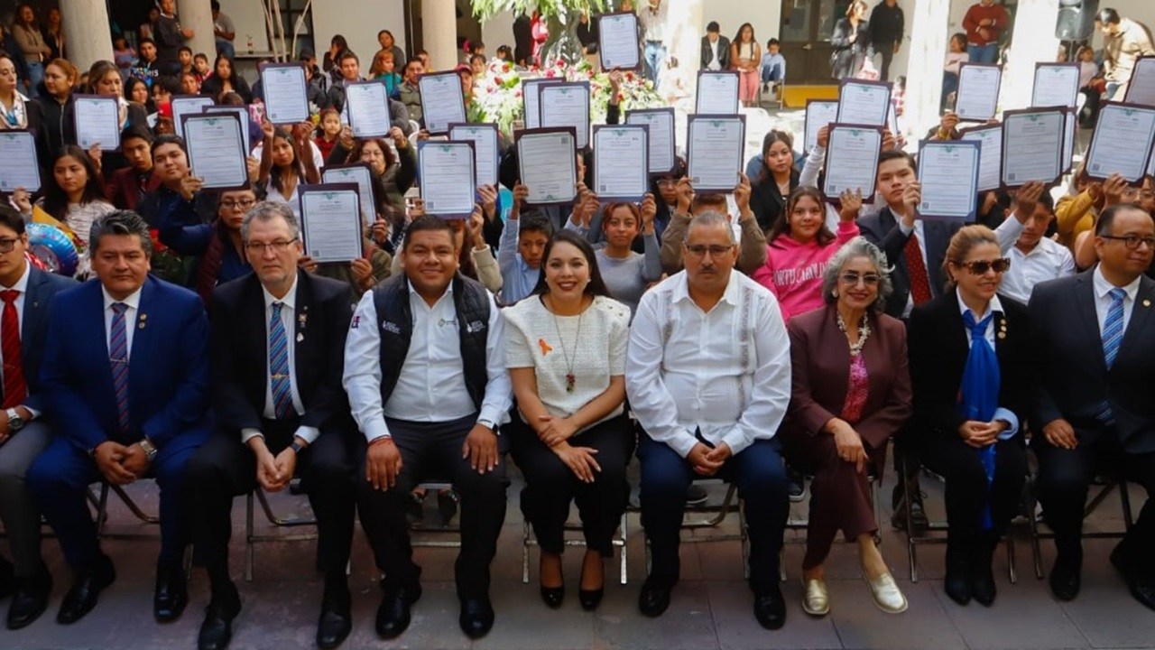 Participa Tonantzin Fernández en entrega de constancias de alfabetización