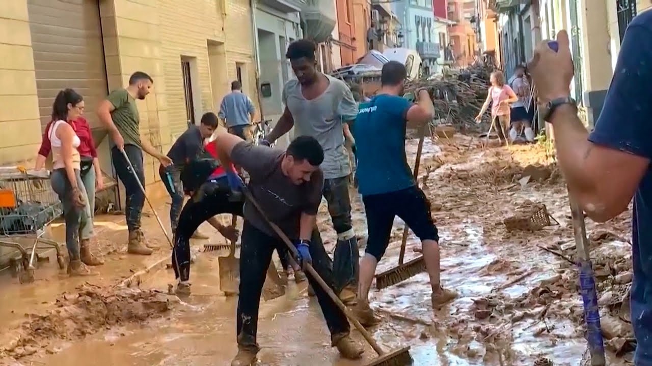 Miles de personas se unen para ayudar a los afectados por la DANA