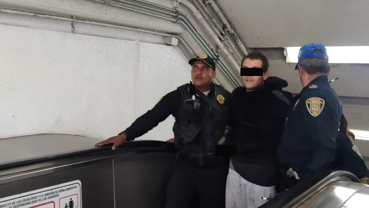 Ataca sujeto con arma blanca a usuarios del Metro
