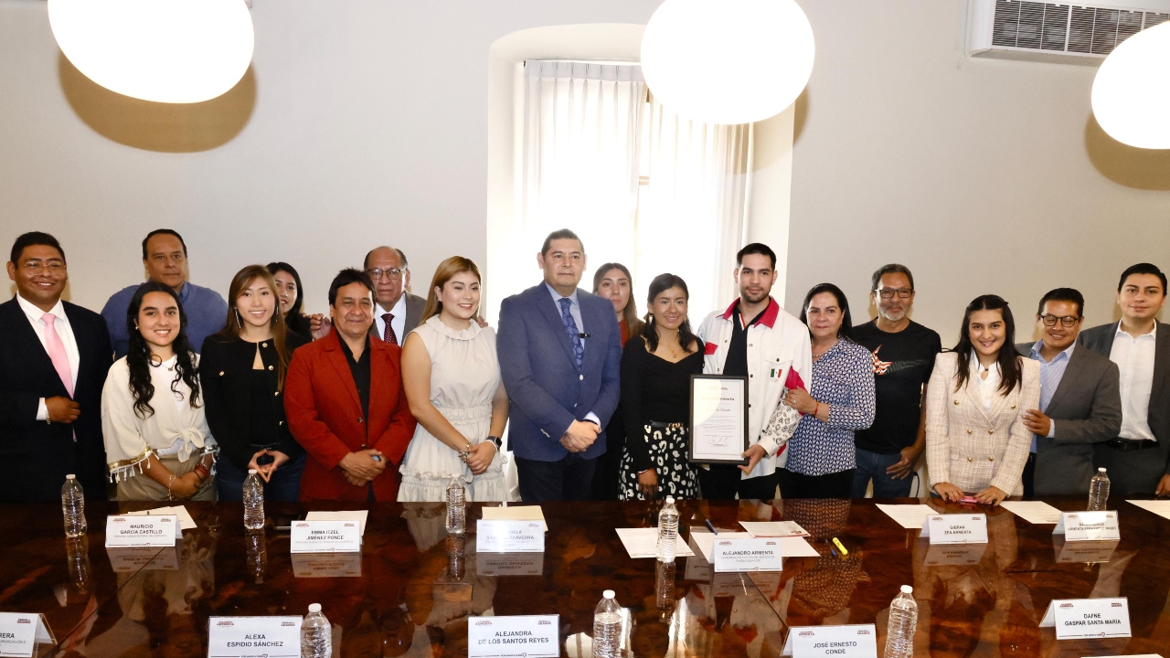 Armenta reconoce a Gibrán Zea, esgrimista olímpico