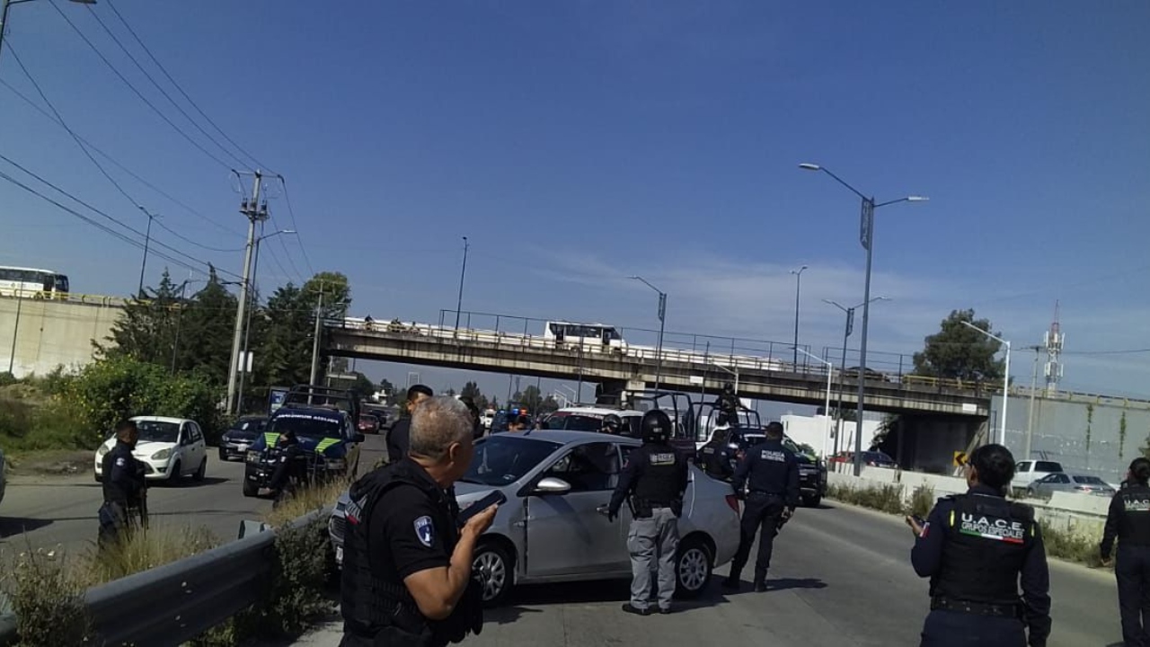 Caen 2 sujetos en auto con reporte de robo