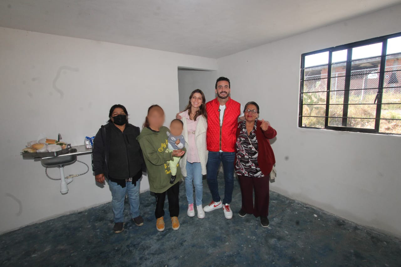 Toño López apoya con casa a familia vulnerable de Puebla