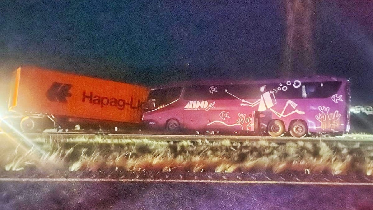 Choque entre autobús ADO y tráiler deja 7 muertos
