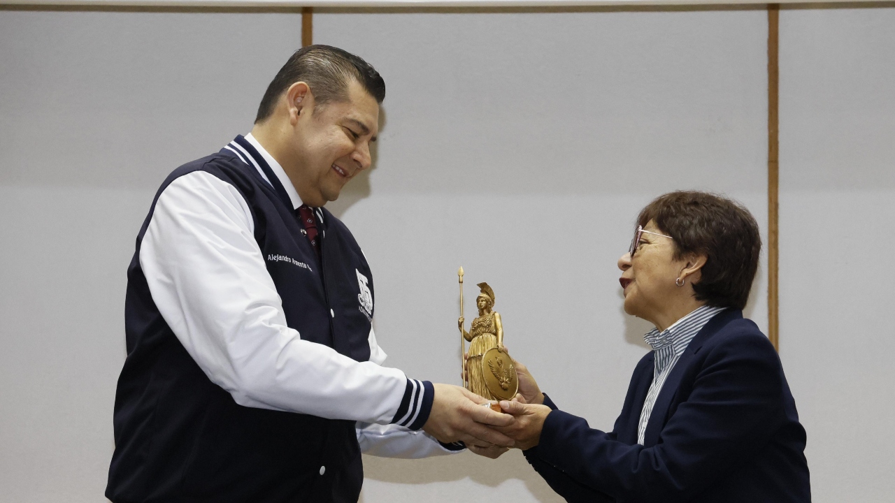 Alejandro Armenta recibe Presea Minerva a la Excelencia