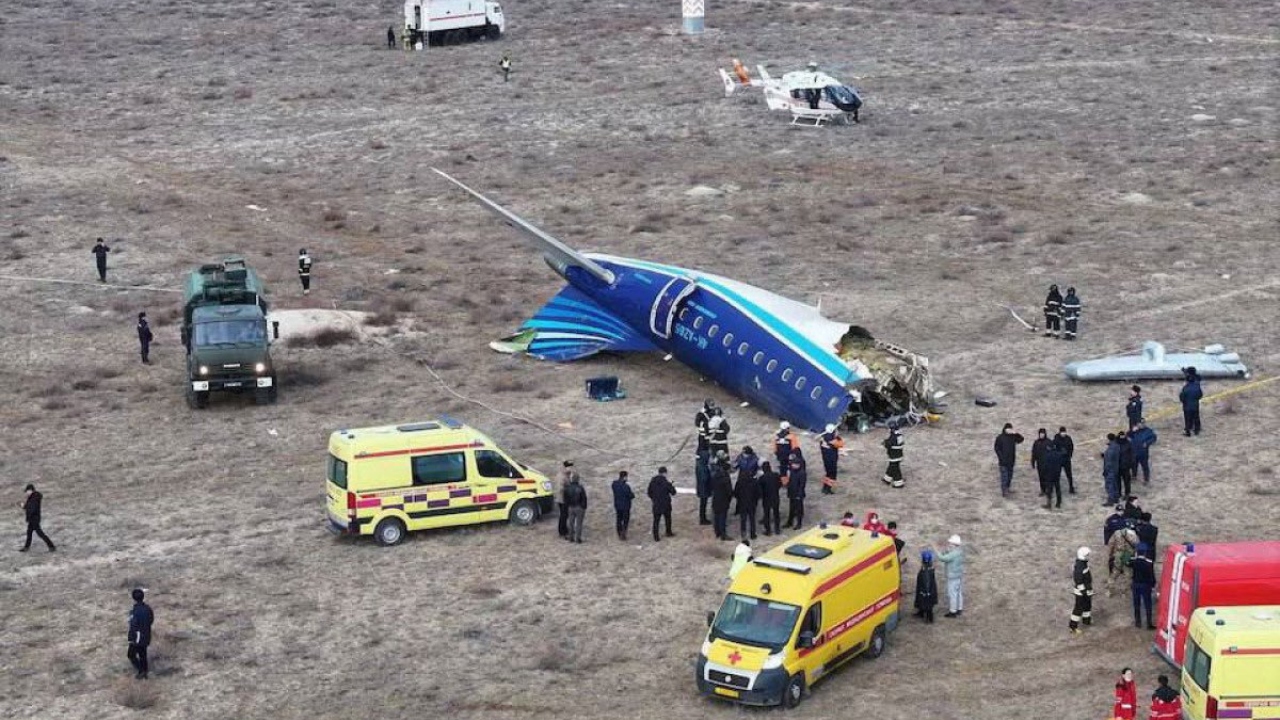 Avión de Azerbaiyán Airlines se desploma con 67 personas a bordo
