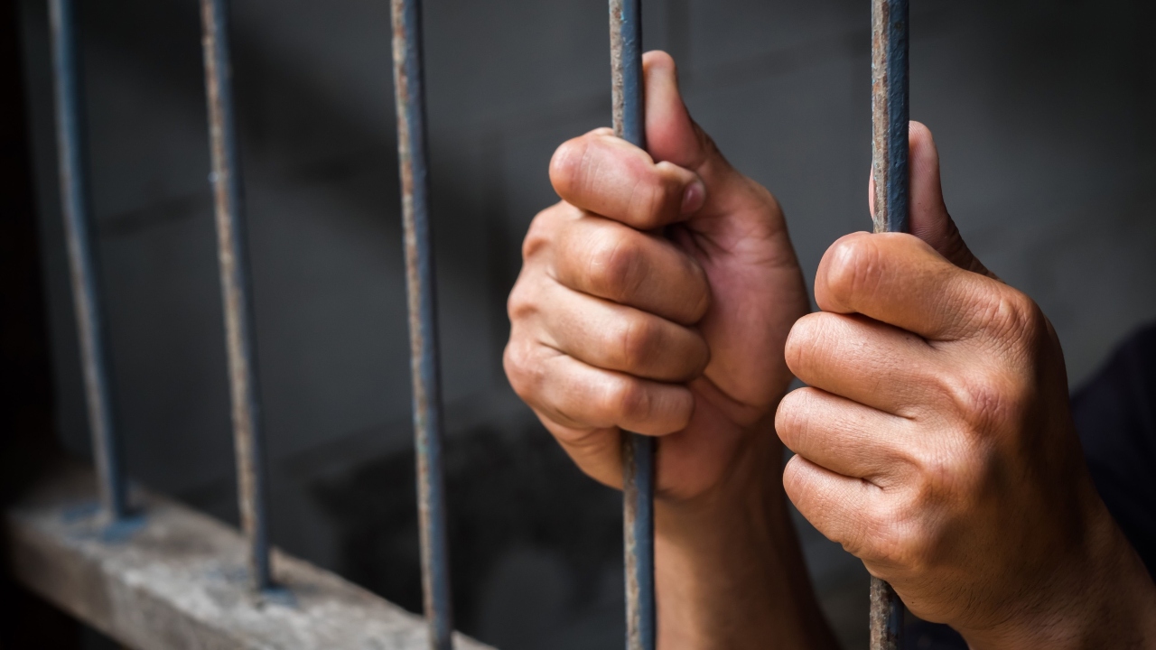 Sentencian a 30 años de prisión a hombre por trata de personas