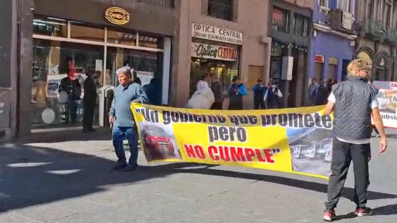 Fracasa paro de transportistas; grupo marcha en el centro