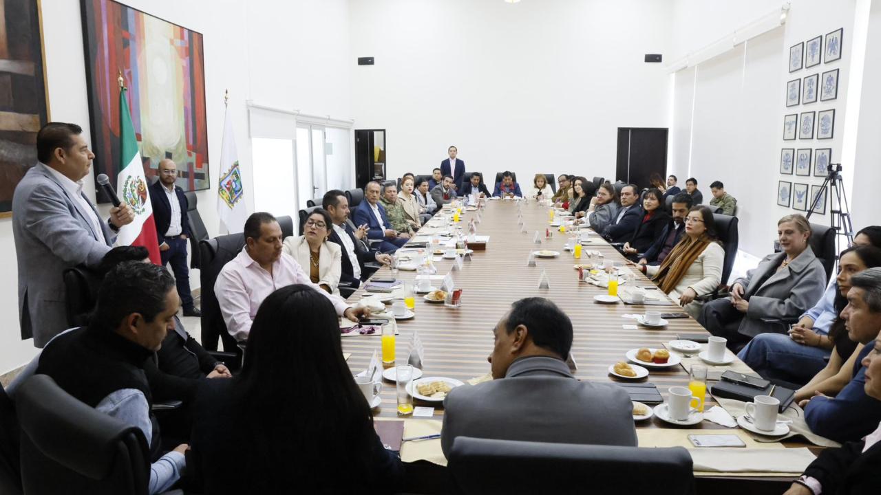 Ofrece Armenta a diputados federales trabajar sin filias ni fobias