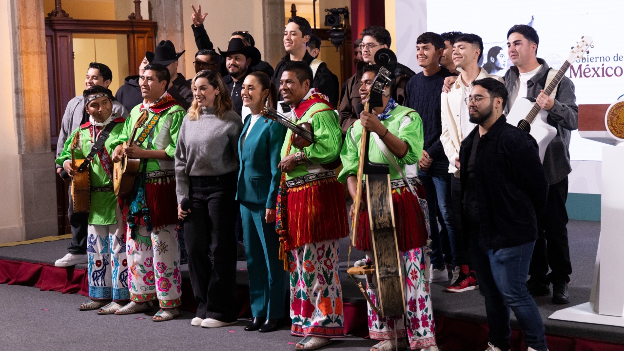 Presenta Claudia Sheinbaum el himno migrante