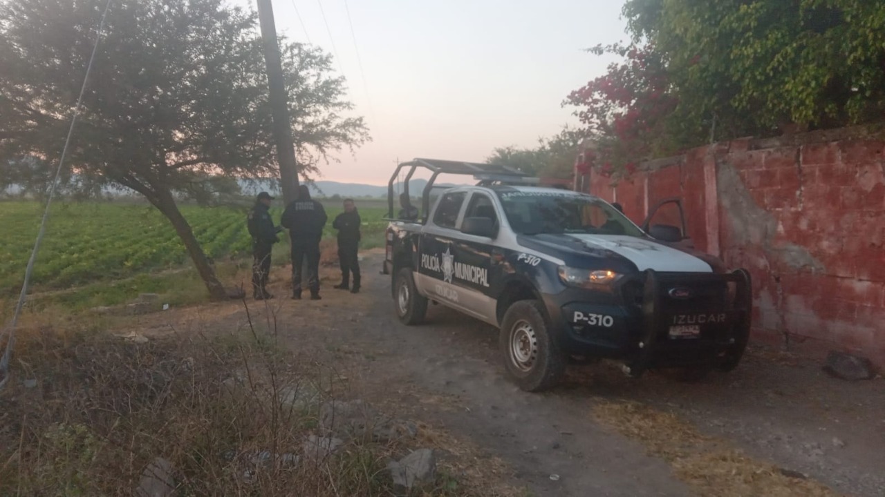 Hallan a hombre asesinado junto a panteón en Izúcar de Matamoros