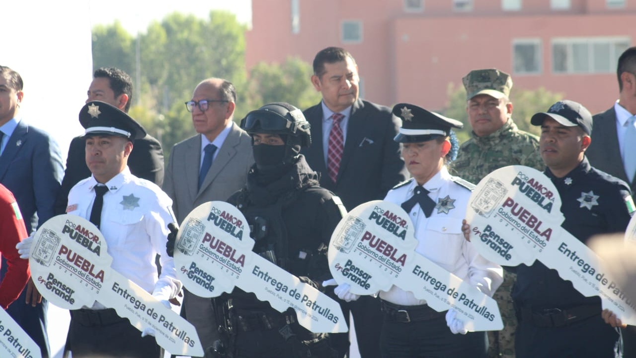 Dota Armenta de equipamiento a la Policía Estatal