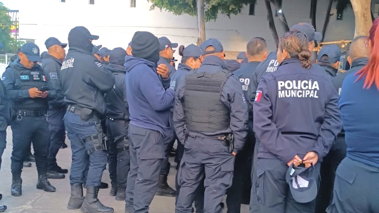 Protestan policías de Tehuacán por reducción de aguinaldo