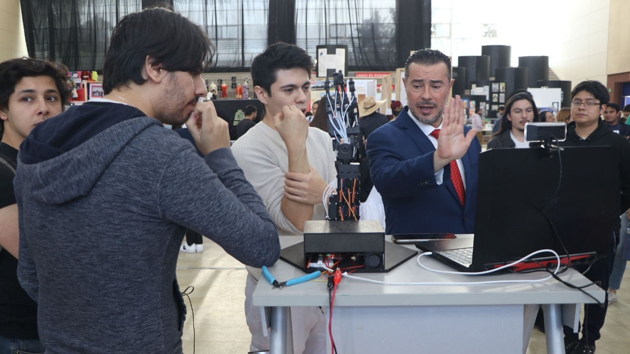 Estudiante de Ibero Puebla diseña una mano biónica con IA