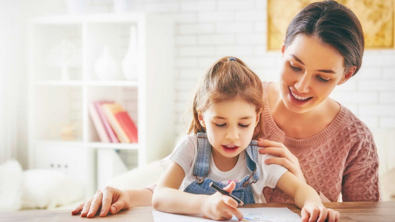 Estudio revela que mujeres invierten 98 horas semanales al hogar