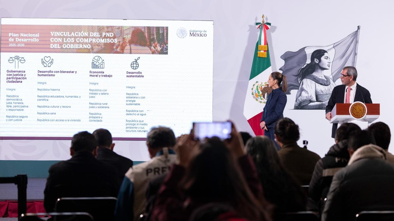 Sheinbaum reduce precio de la gasolina en términos reales