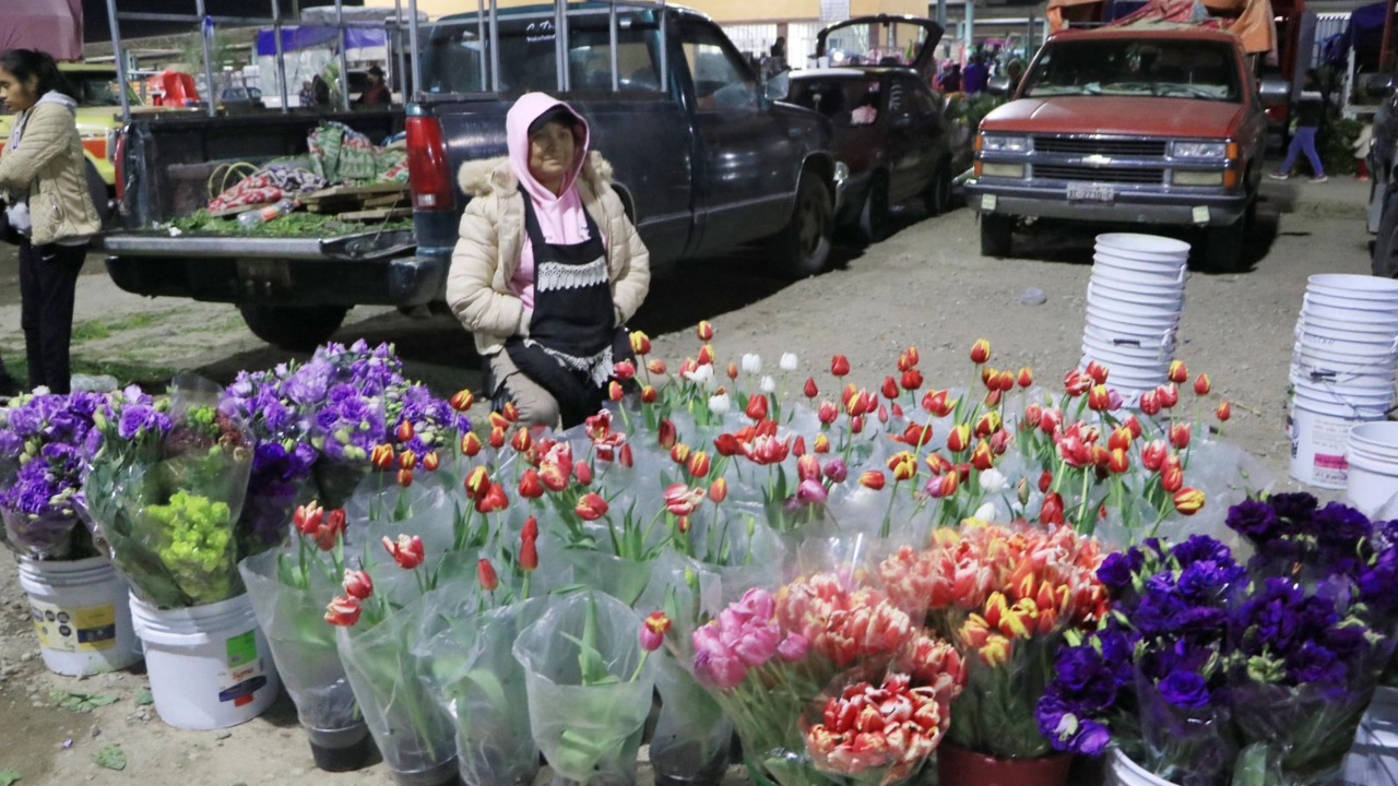 Temporada del 14 de febrero activa mercado de flores en Puebla