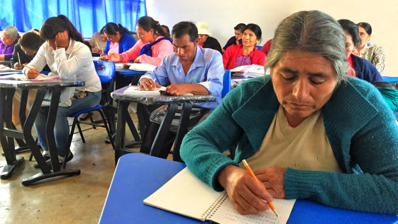 Únete como voluntario al programa de alfabetización para adultos
