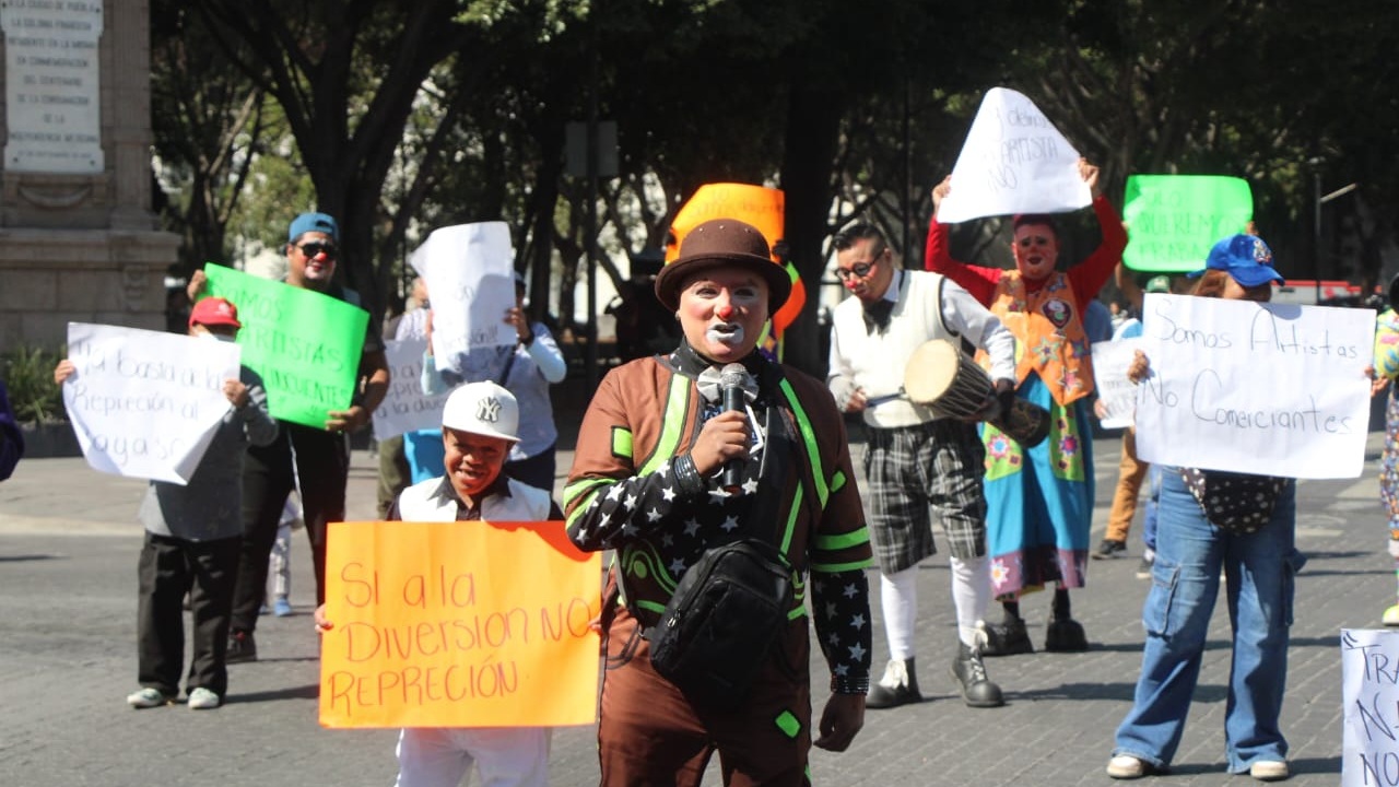 Payasos se manifiestan en Centro Histórico de Puebla