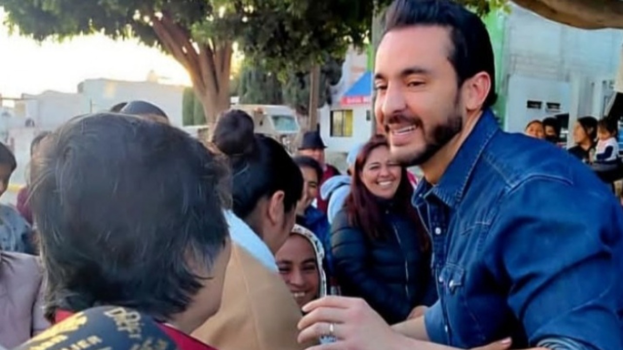Toño López sostiene encuentro con vecinos de El Refugio