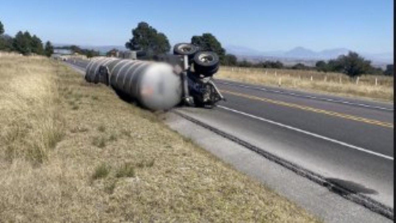 Volcadura de pipa causa cierre total en carreta Amozoc-Perote