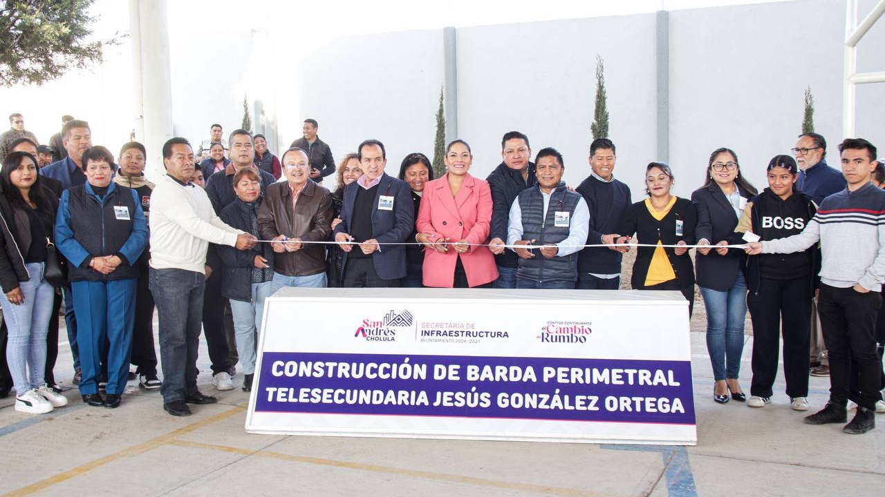 Entrega alcaldesa de San Andrés obra escolar