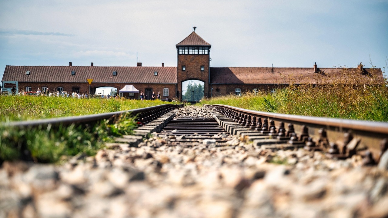 Resurge el antisemitismo, denuncian sobrevivientes de Auschwitz