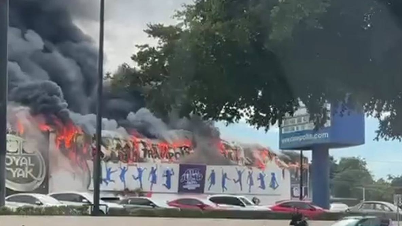 Incendio consume casino y plaza comercial en Culiacán