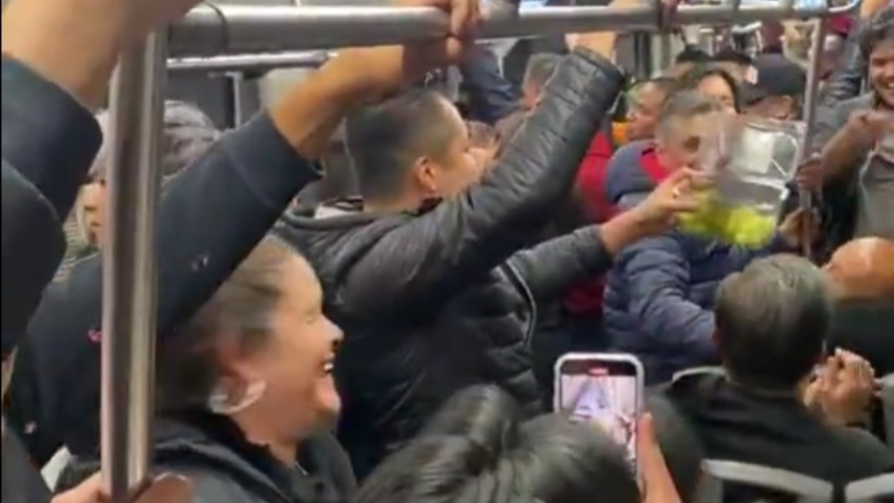 Festejan capitalinos por el Año Nuevo… en el Metrobús