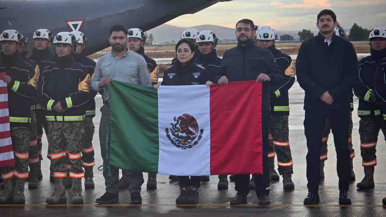 Sale rumbo a California equipo mexicano de ayuda humanitaria